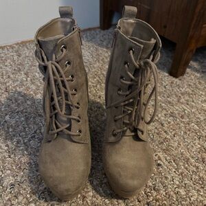 Stylish Women's Taupe Lace-Up Boots